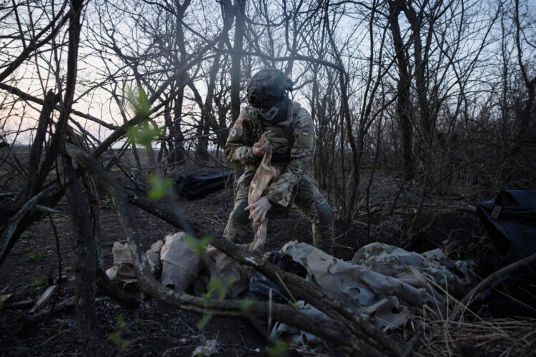Ukrajinski vojak blizu fronte v Donecku