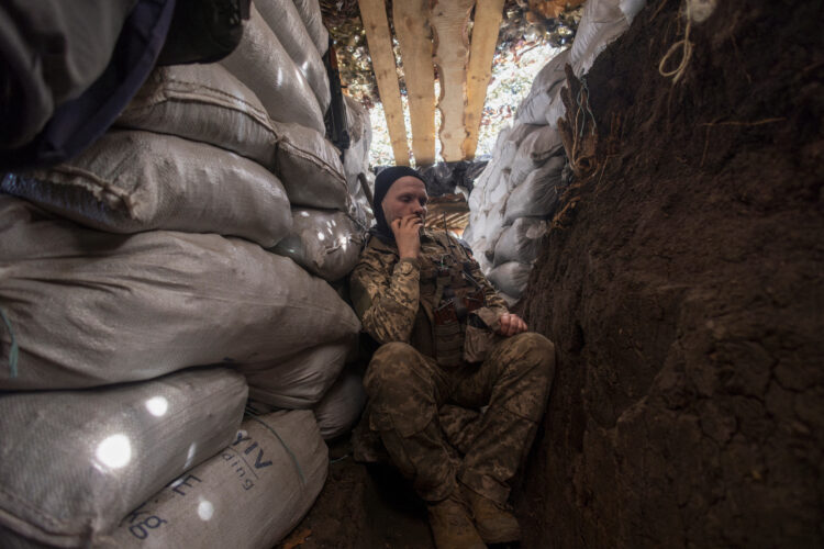 Ukrajinski vojak blizu fronte v Donecku