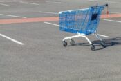 nakupovalni voziček na parkirišču
