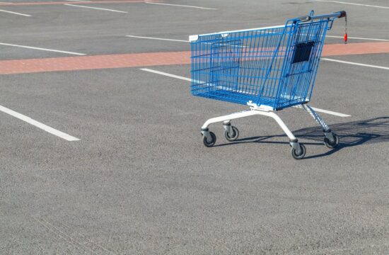 Psihologinja pojasnila, zakaj ne vrača vozička po nakupu, in razburila splet