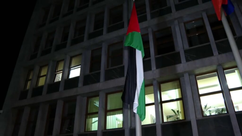 Ob parlamentu je zaplapolala palestinska zastava