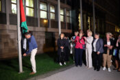 Ob parlamentu je zaplapolala palestinska zastava