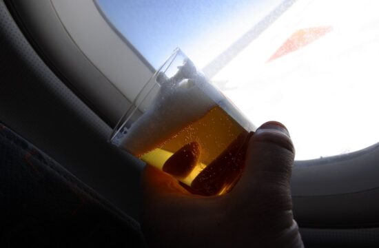 pitje alkohola na letalu
