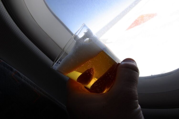 pitje alkohola na letalu