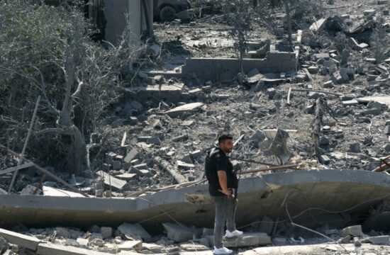 Libanonski vojak ob ruševinah