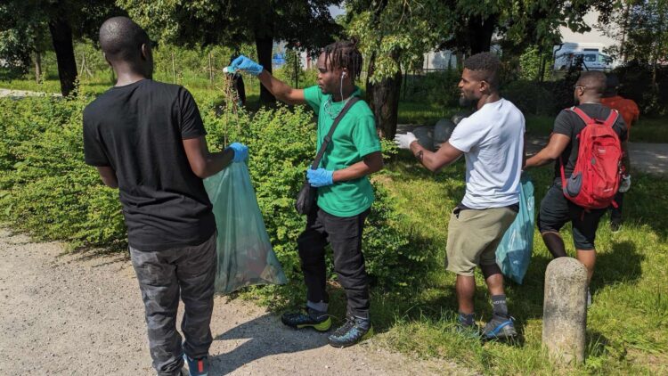 Migranti na čistilni akciji na Viču