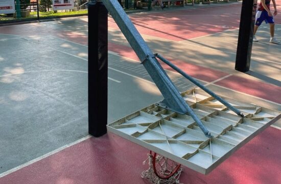 Vandalizem na košarkarskem igrišču v Tivoliju