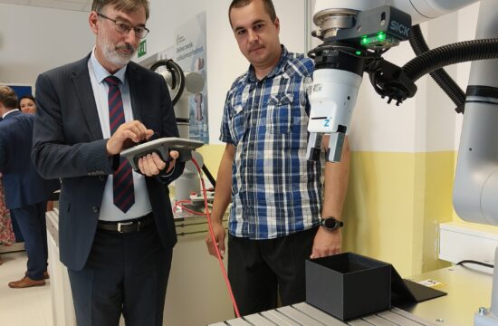 Ministrstvo kupilo robotske roke