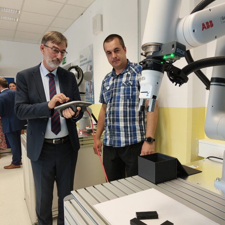 Ministrstvo kupilo robotske roke