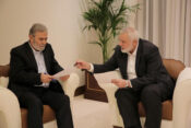 Vodja Hamasa Ismail Hanija in vodja Islamskega džihada Ziyad Al Nakhalaj med razpravo o predlogu za premirje