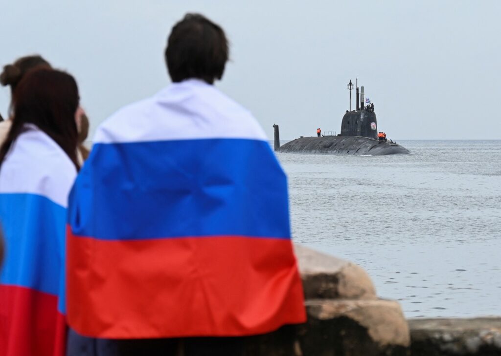 Domačini spremljajo prihod ruske podmornice Kuban v pristanišče na Kubi