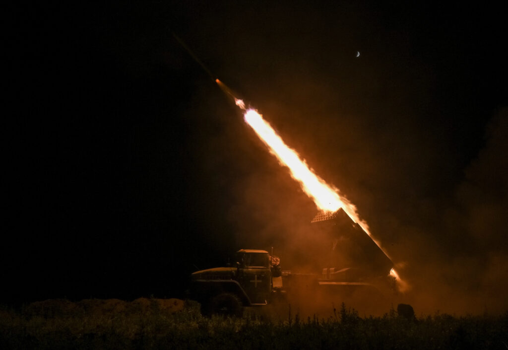 Ukrjainska vojska izstreljuje rakete proti tuskim položajem v regiji Doneck