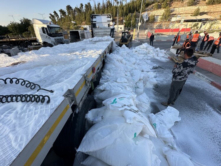 Konvoj s humanitarno pomočjo, ki so ga na Zahodnem bregu napadli izraelski skrajneži