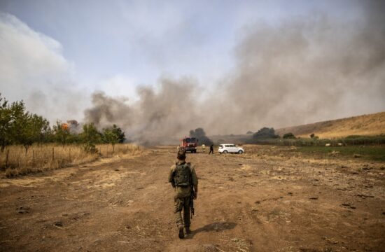 Požar po obstreljevanju na izraelski strani ob meji z Libanonom