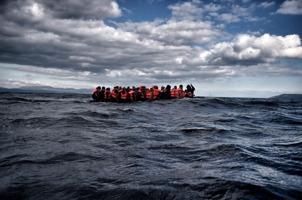 Migranti na gumenjaku na poti do otoka Lesbos