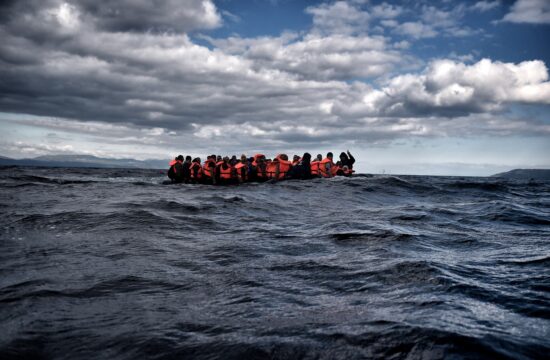 Migranti na gumenjaku na poti do otoka Lesbos