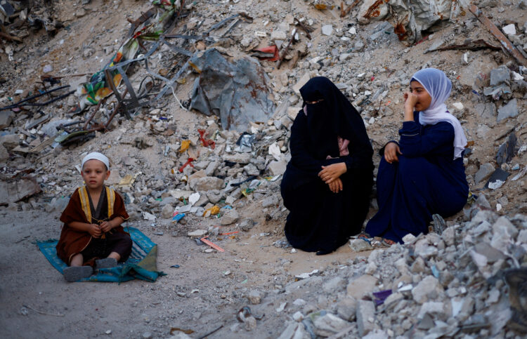 Palestinci molijo ob ruševinah mošeje Al Rahma v Han Junisu