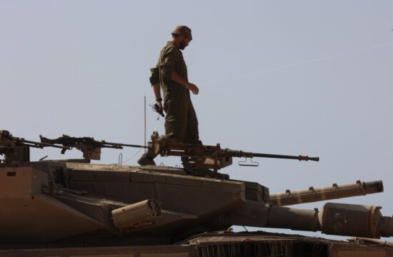 Izraelski vojak ob meji med Gazo in Izraelom
