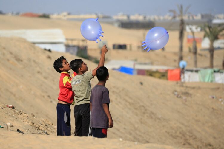 Palestinski otroci v Rafi se igrajo z napihnjenimi