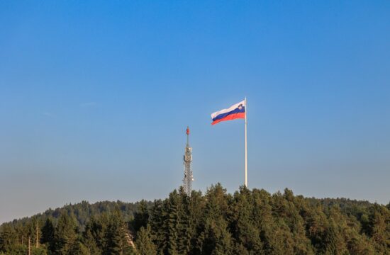 Dvig zastave Republike Slovenije na najvišji drog v SLoveniji