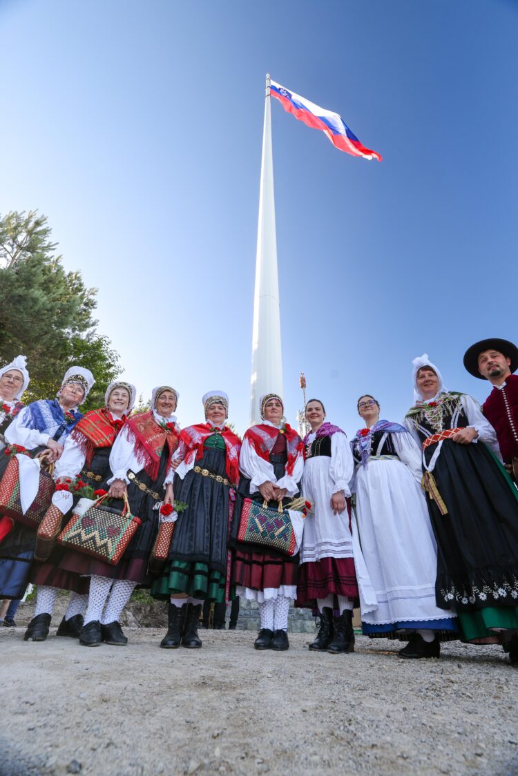 Dvig zastave Republike Slovenije na najvišji drog v SLoveniji