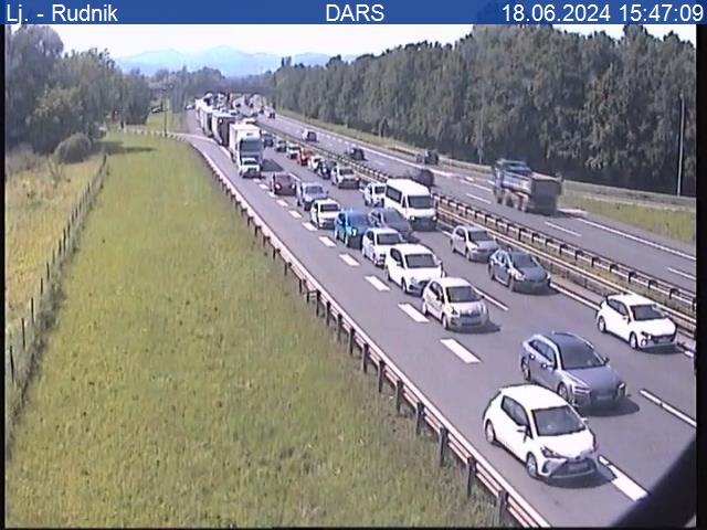 Zaradi nesreče zaprta dolenjska avtocesta. Nastajajo daljši zastoji