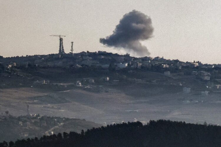 Prizor med izraelskim bombardiranjem meje na jugu Libanona