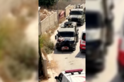 Izraelski vojaki prevažajo palestinskega ranjenca na havbi džipa