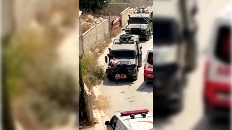 Izraelski vojaki prevažajo palestinskega ranjenca na havbi džipa