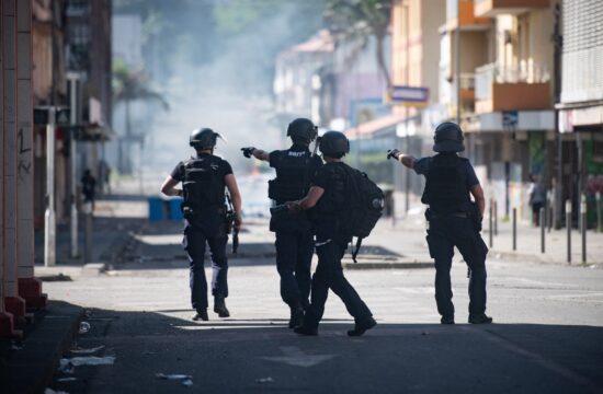 policija na Novi Kaledonija po izgredih