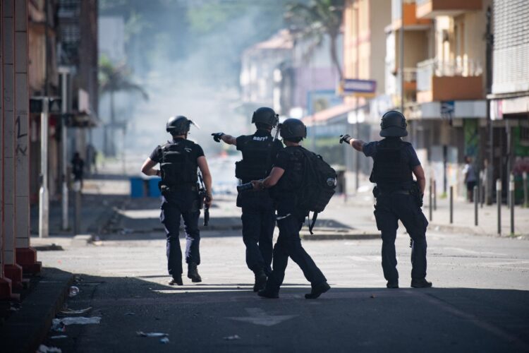 policija na Novi Kaledonija po izgredih