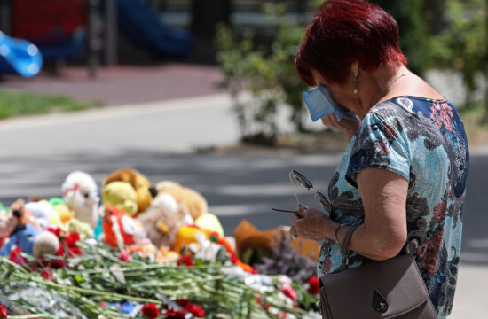 Cvetje in igrače za umrle v raketnem napadu na Sevastopol