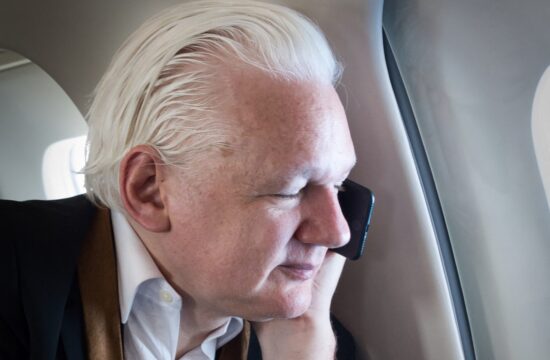 Assange na letalu