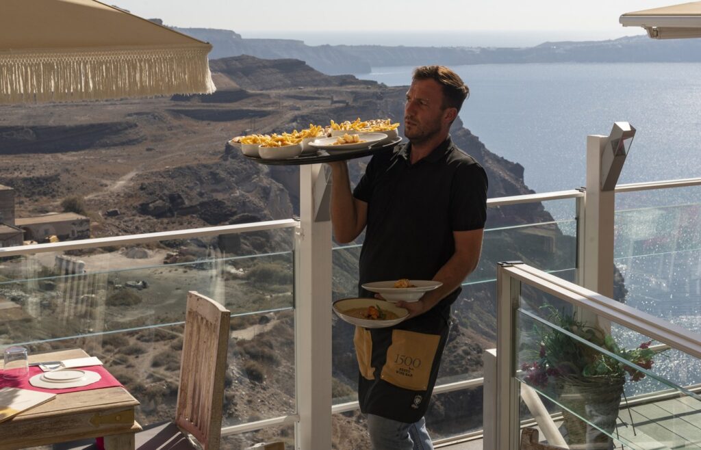 Natakar v restavraciji na otoku Santorini