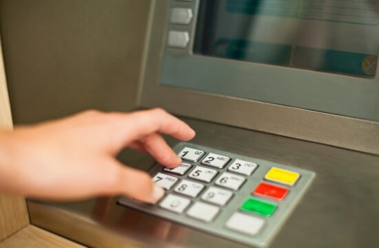 Na bankomatu dvignila 500 evrov, a jih pozabila vzeti: sledilo je presenečenje