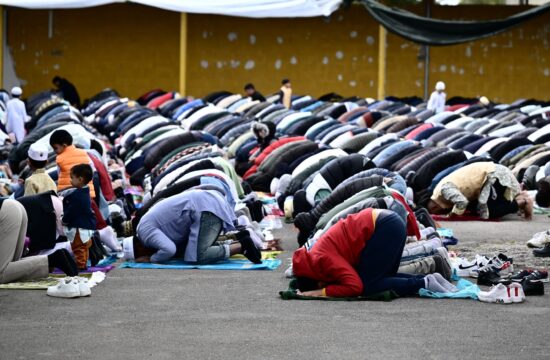 muslimani ob molitvi