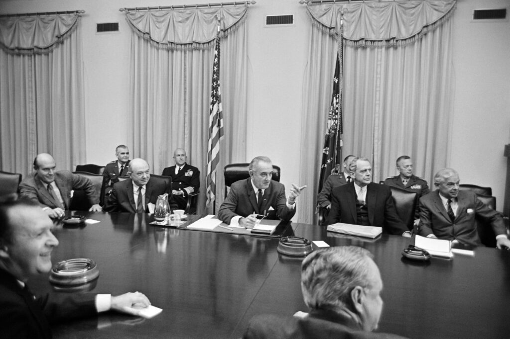 Ameriški predsednik Lyndon B. Johnson med čakanjem na rezultate glasovanja na ameriških predsedniških volitvah, na katerih je demokratski kandidat Hubert Humphrey izgubil proti republikancu Richardu Nixonu 