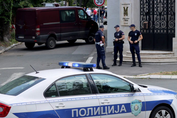 Napad pred izraelsko ambasado v Beogradu