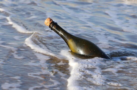 Ribiči pili iz steklenic, ki so jih našli v morju, in umrli