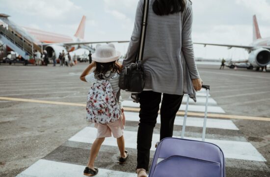 mama in hčerka na letališču