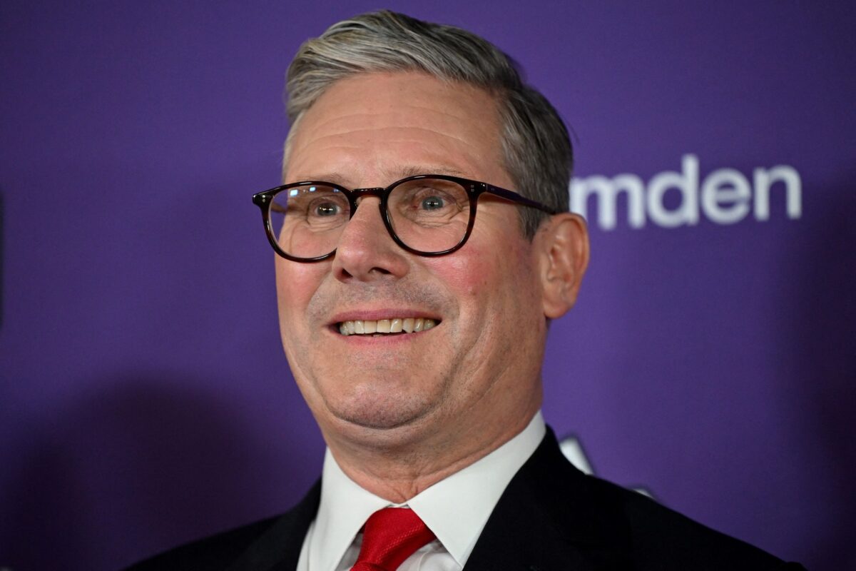 Laburisti dosegli absolutno večino v britanskem parlamentu, Sunak priznal poraz