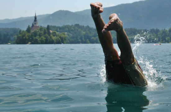 V Blejskem jezeru so se namnožile invazivne ribe, ki “grizejo” kopalce