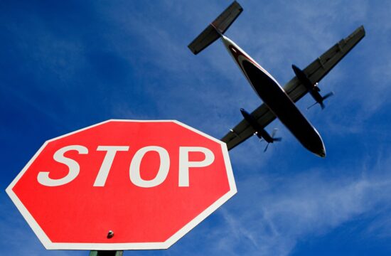 letalo in stop znak