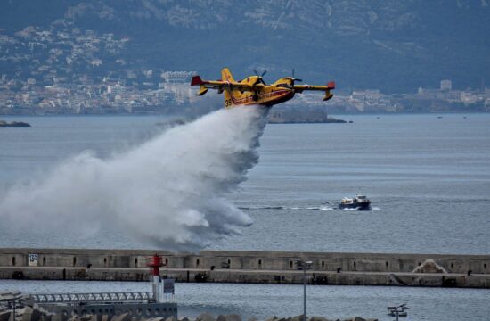 canadair zajema vodo, kanader