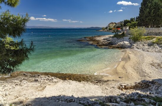 Gre tudi brez trajekta: rajski otok na hrvaški obali, ki je oaza za sprostitev