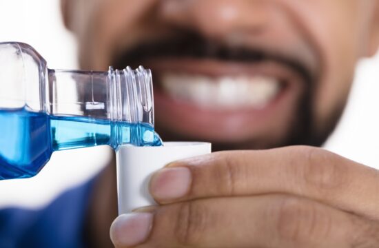 Ali po pranju zob uporabljate ustno vodo? Nikar, pravi strokovnjak