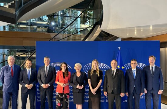 Prva skupna fotografija slovenskih poslancev v Evropskem parlamentu