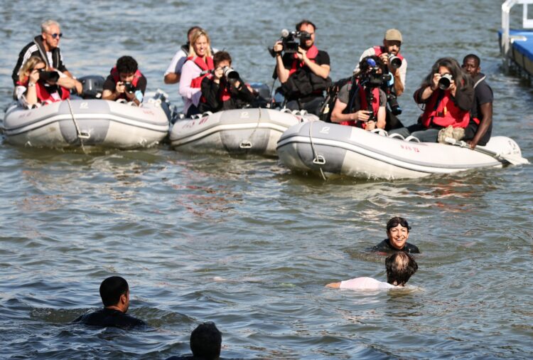 županja pariza Anne Hidalgo zaplavala v Seni