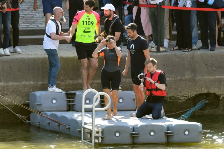 županja pariza Anne Hidalgo zaplavala v Seni