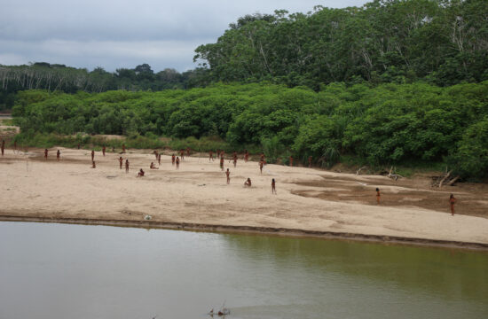 pripadniki ljudstva Mascho Piro ob reki